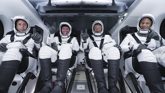 SpaceX运送首个全平民乘组抵达国际空间站