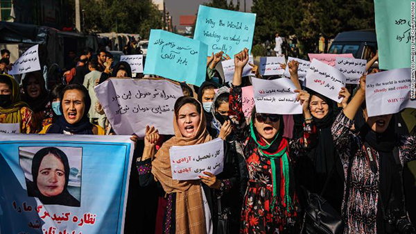 “必须戴面罩”、“亲人被杀”…阿富汗妇女怎么说？