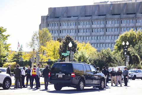 美国卫生部大楼受到炸弹威胁 警方疏散人员封锁道路