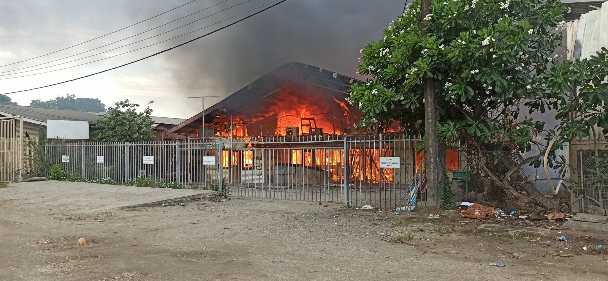 所罗门群岛总理住宅遭暴徒纵火焚烧