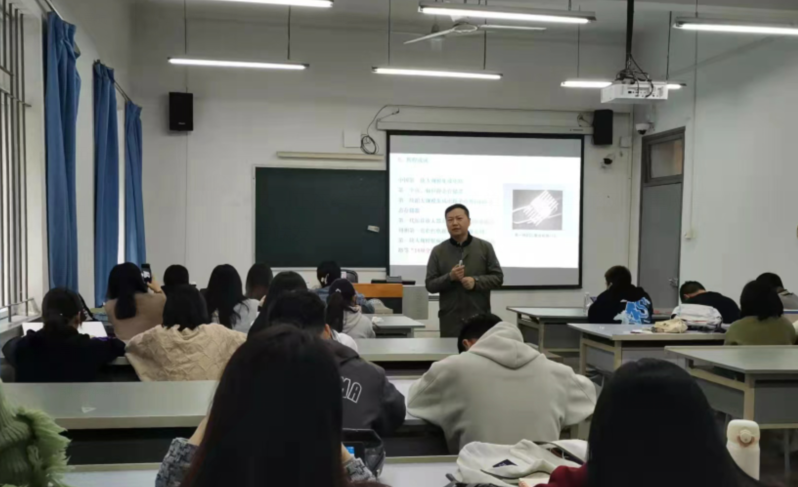 重庆一高校教师布置作业“走红”：找周杰伦、郎平联系方式
