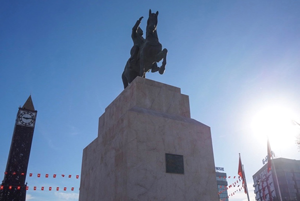 突尼斯：“尊严革命”后，“民主实验室”找寻未来