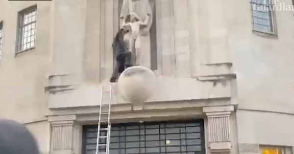 大喊“恋童癖”，男子怒砸BBC大楼雕像