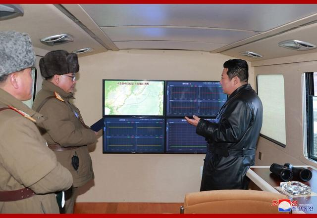 朝鲜向东部海域发射巡航导弹