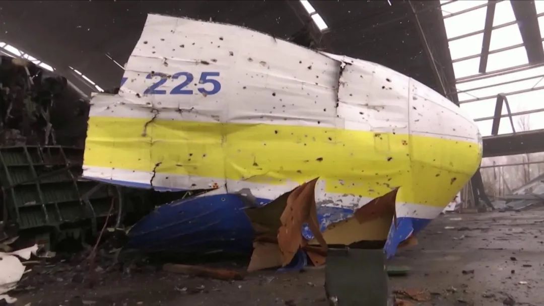 全球最大运输机安-225最新画面曝光，前半部完全被毁