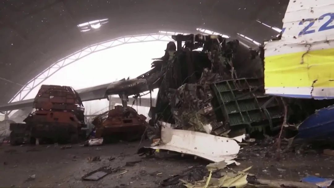 全球最大运输机安-225最新画面曝光，前半部完全被毁