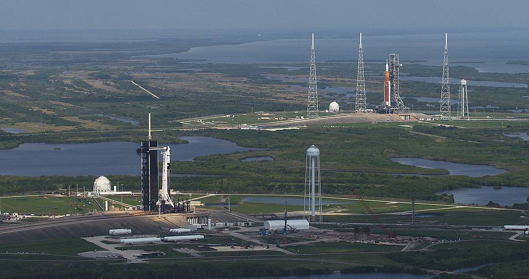 SpaceX运送首个全平民乘组抵达国际空间站