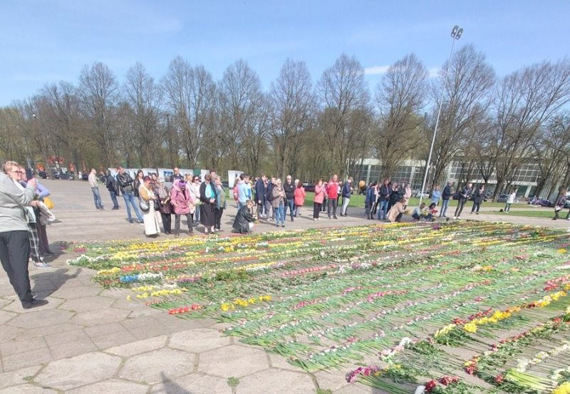 苏联纪念碑前的鲜花被铲走后，拉脱维亚民众又给摆满