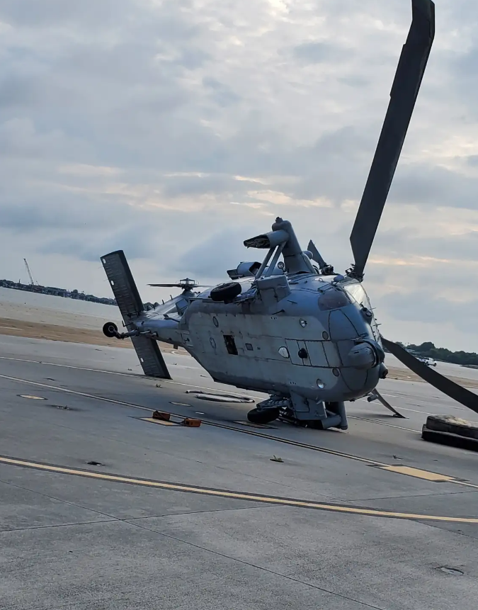 因人为失误，美海军10架直升机在风暴中受损，至少4架被吹翻 (http://www.sztjhome.com/) 国际 第6张