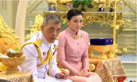 泰国国王加冕前宣布四婚 王后是他的“保镖”(图) (http://www.lyjimeng.com/) 国际 第1张