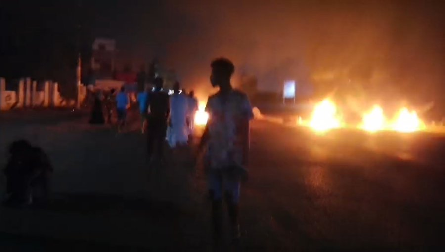 苏丹过渡政府总理被软禁下落不明 民众上街纵火抗议