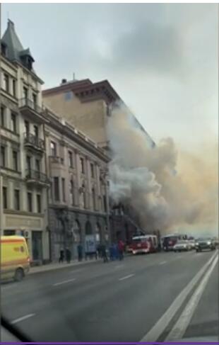 俄媒：莫斯科市中心一办公大楼起火 现场浓烟滚滚