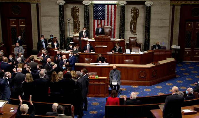 当地时间5日晚，美国众议院通过1.2万亿基础设施法案，议员们围在一起庆祝