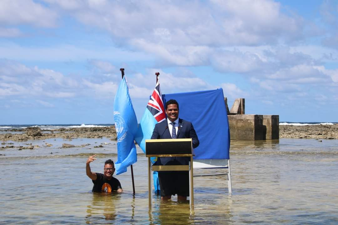 图瓦卢外长站海水中演讲 呼吁应对气候变化