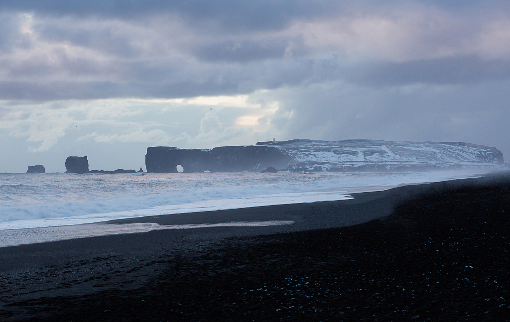 外媒：一名中国游客在冰岛被海浪卷走 不幸身亡