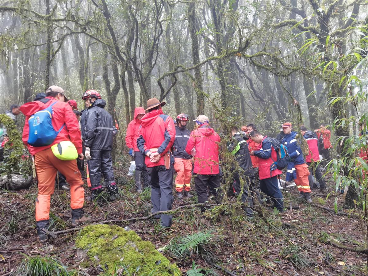 哀牢山4人失踪第8天：雨雾影响救援 重装穿越组24人进山搜索 (http://www.cstr.net.cn/) 资讯 第5张