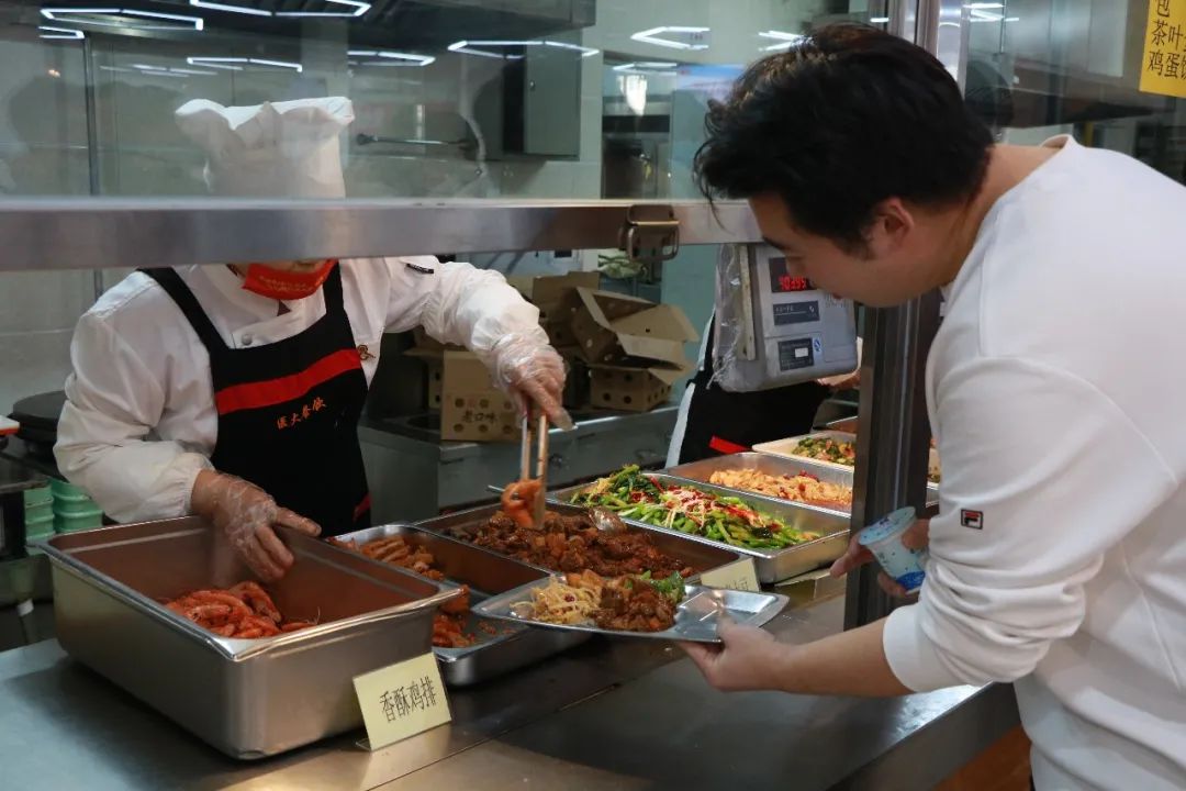 两天免费餐  九米大蛋糕——九秩华诞让红医学子“干饭”技能大觉醒 (http://www.lingxun.net.cn/) 新闻 第8张