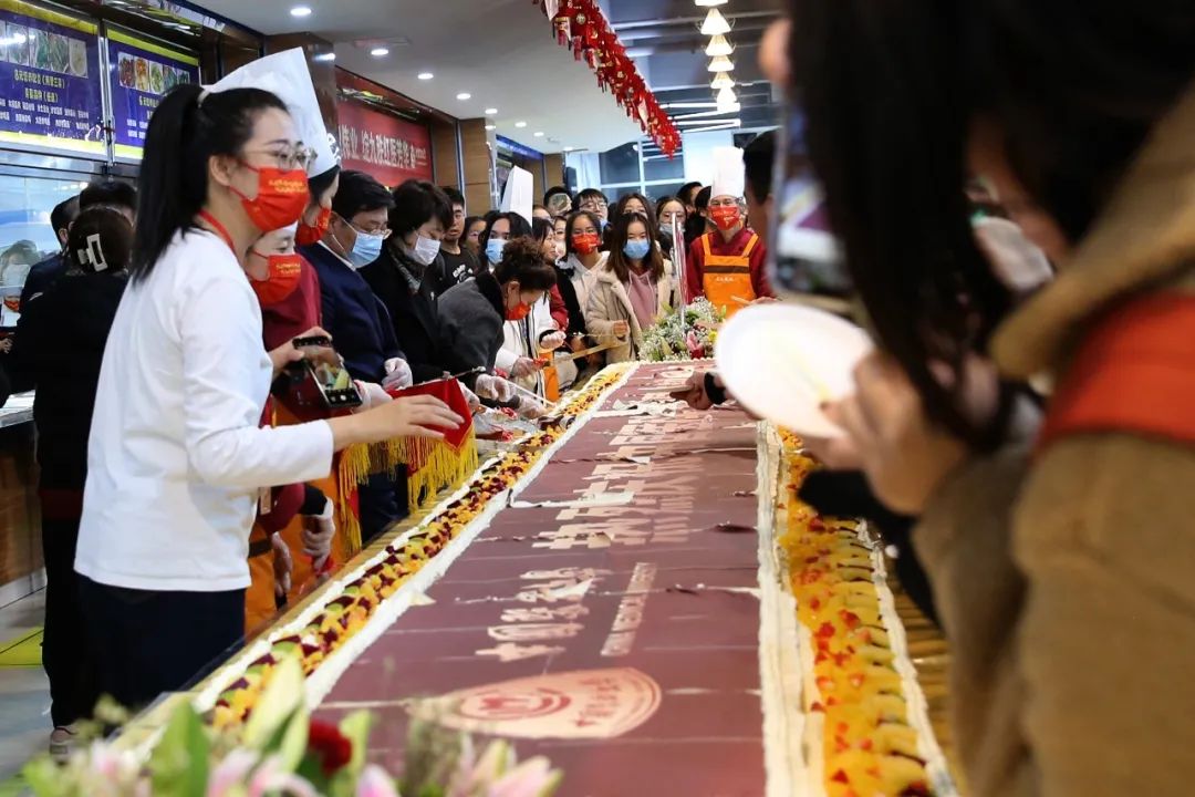 两天免费餐  九米大蛋糕——九秩华诞让红医学子“干饭”技能大觉醒 (http://www.lingxun.net.cn/) 新闻 第17张