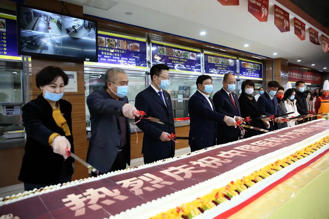 两天免费餐  九米大蛋糕——九秩华诞让红医学子“干饭”技能大觉醒 (http://www.lingxun.net.cn/) 新闻 第14张