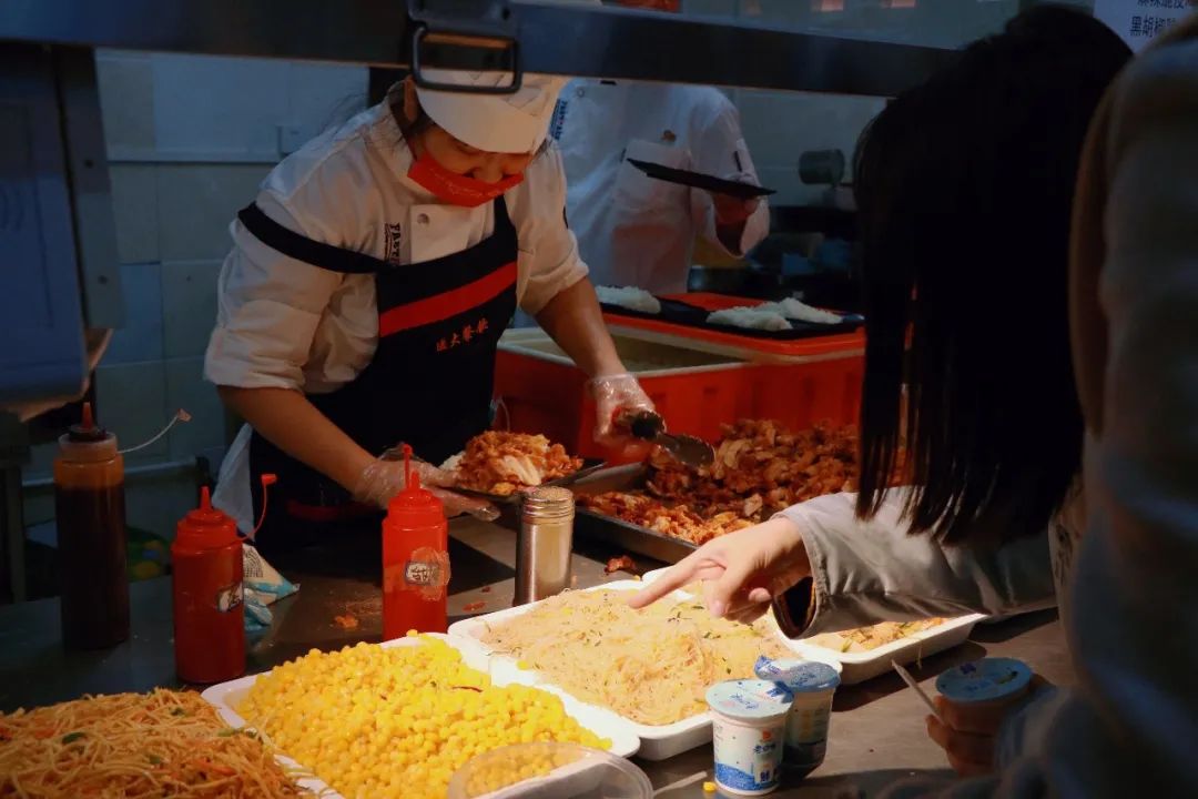 两天免费餐  九米大蛋糕——九秩华诞让红医学子“干饭”技能大觉醒 (http://www.lingxun.net.cn/) 新闻 第9张