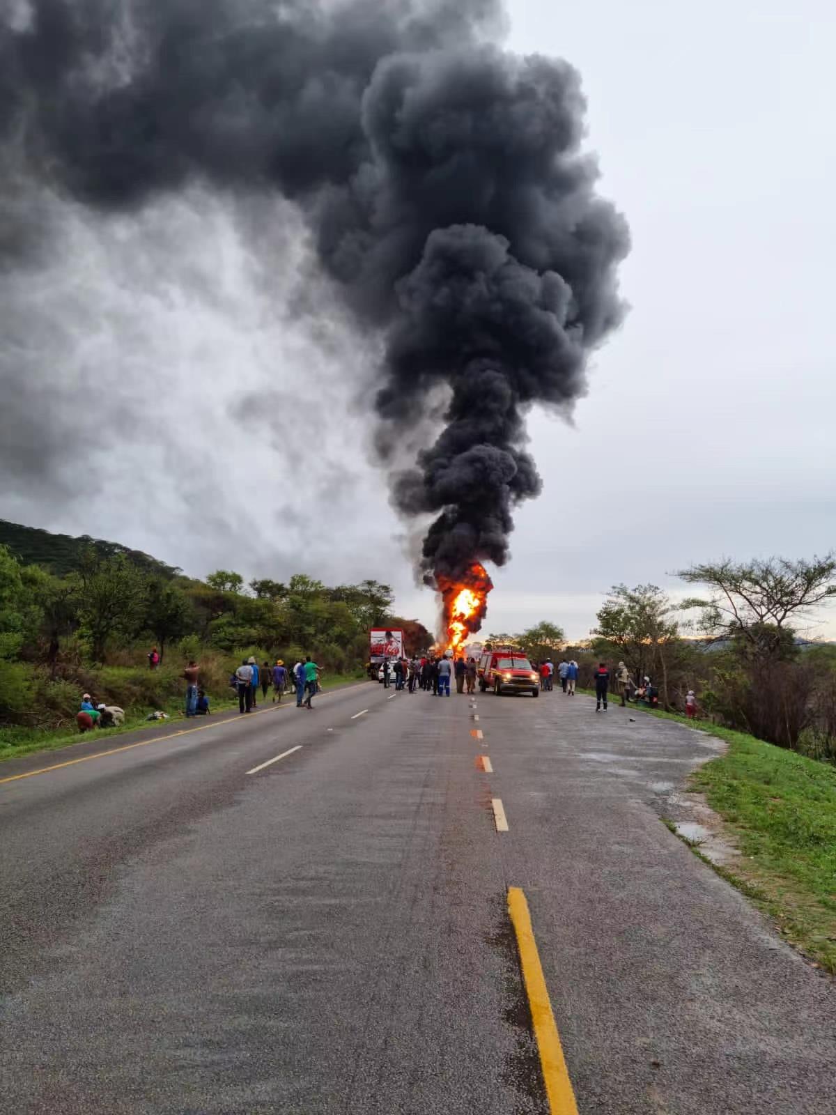 津巴布韦一大巴车与油罐车相撞 已致4死多伤