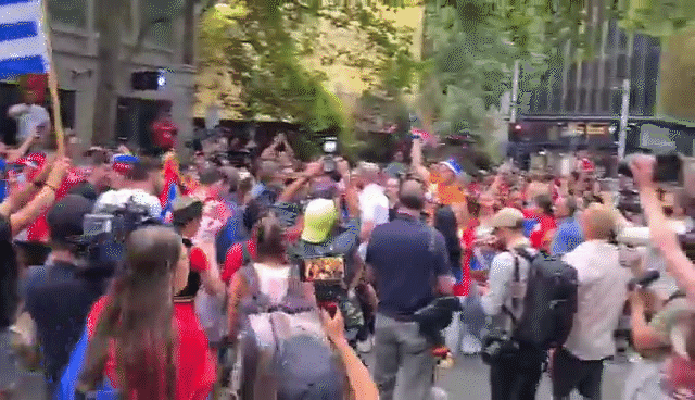 德约科维奇支持者聚集庆祝 警察喷辣椒水控制人群