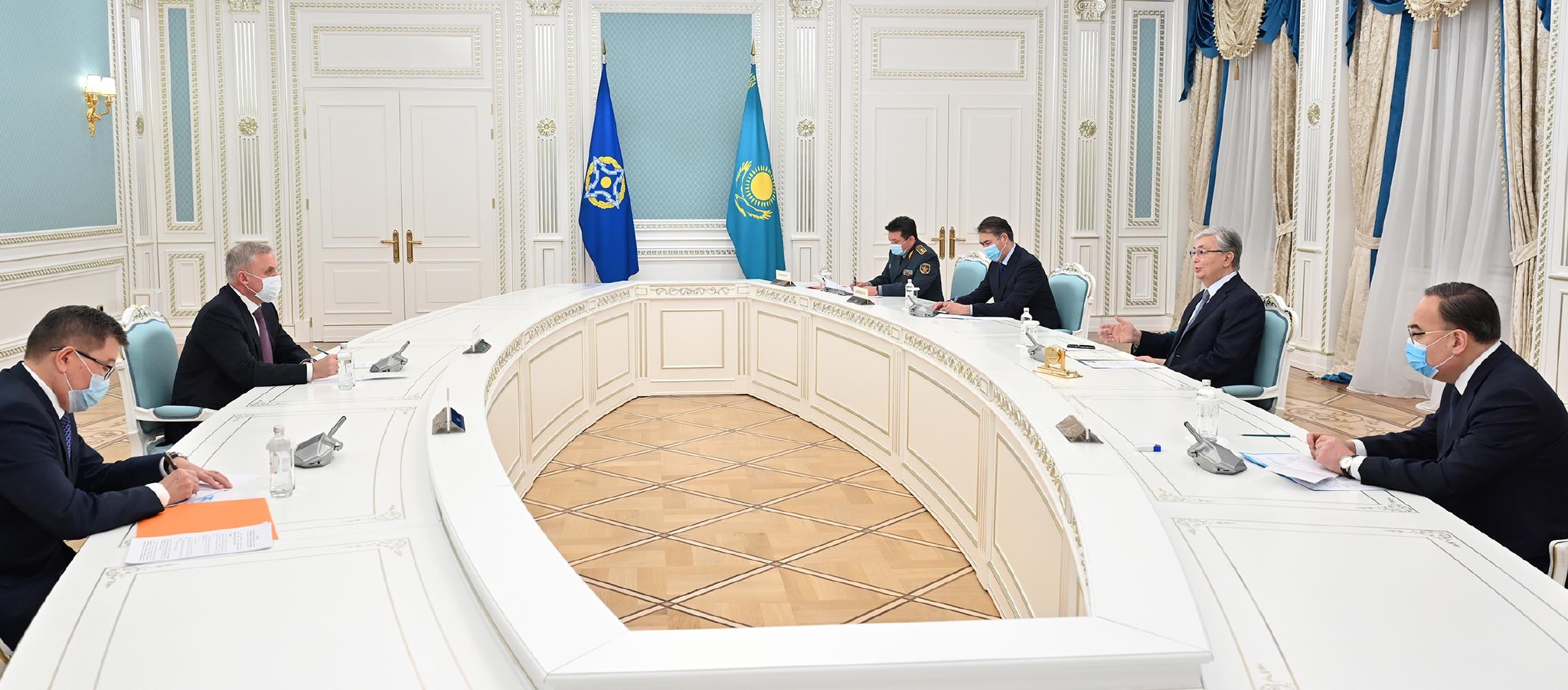 哈萨克斯坦总统托卡耶夫会见集安组织秘书长扎斯