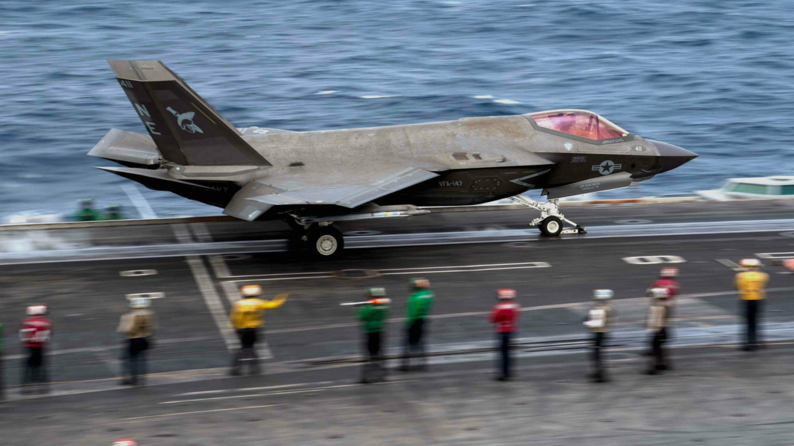 美军开始打捞坠入南海的F-35C战机 价值1亿美元