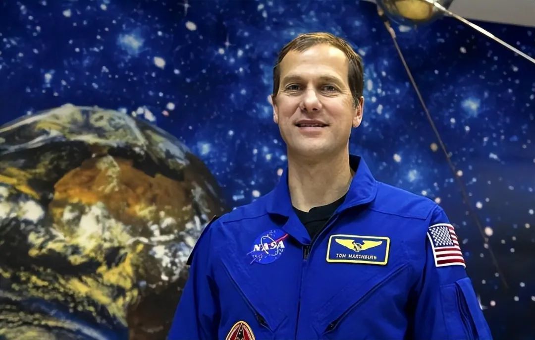 俄宇航员将国际空间站“钥匙”交给美宇航员