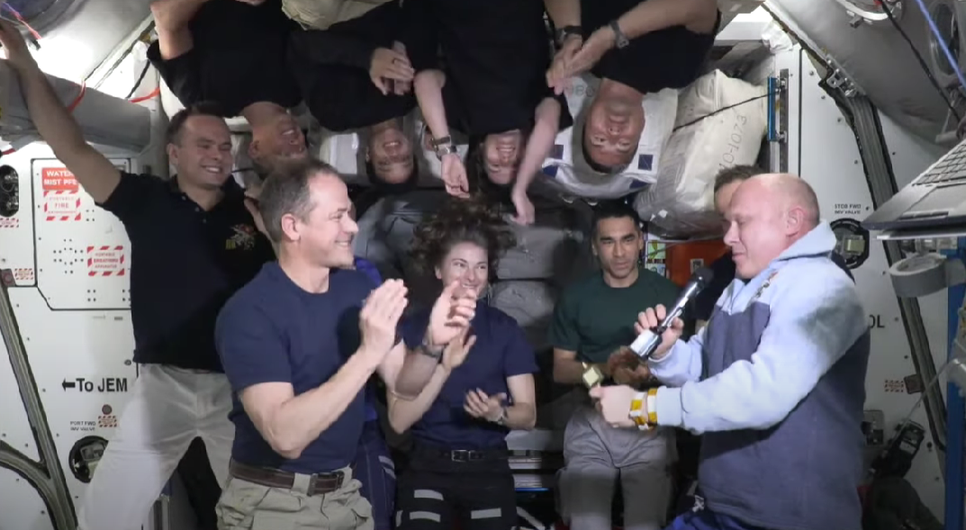 美宇航员将空间站"钥匙"交给俄宇航员 众人鼓掌大笑