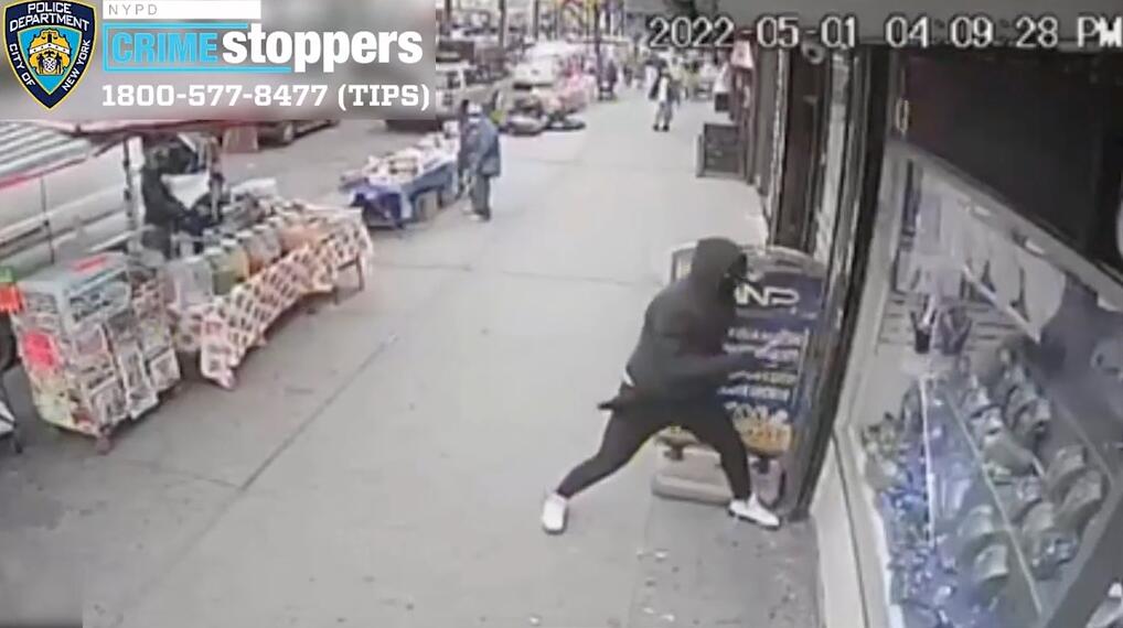 纽约两劫匪当街挥大锤砸商店橱窗 明目张胆抢劫珠宝
