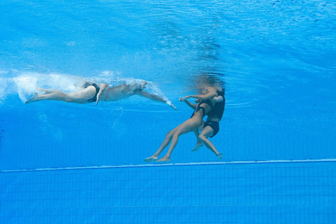 世锦赛现惊险一幕：美国花游运动员水中昏迷，教练跳水救人 (/) 新闻资讯 第8张