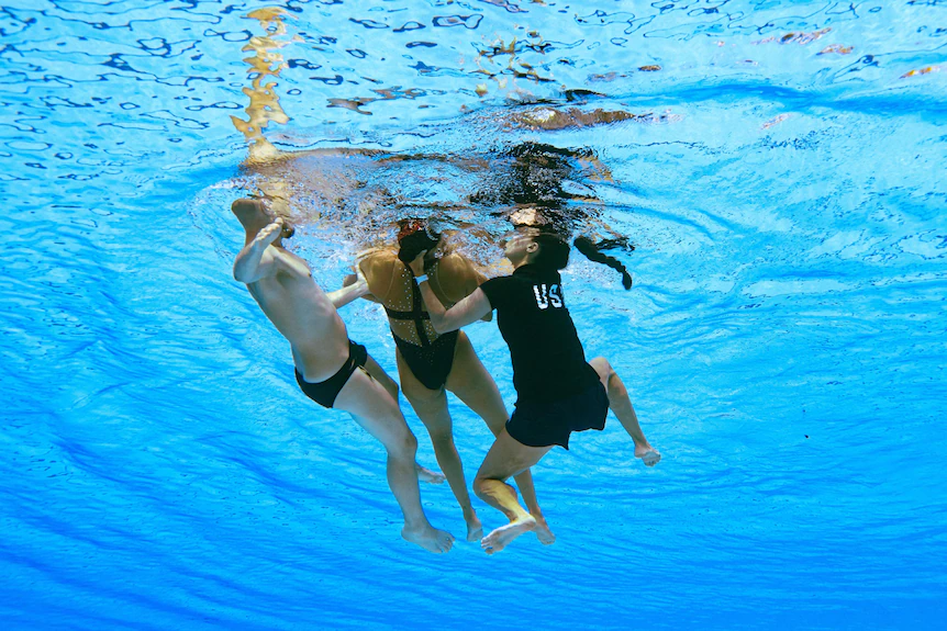 世锦赛现惊险一幕：美国花游运动员水中昏迷，教练跳水救人 (/) 新闻资讯 第10张