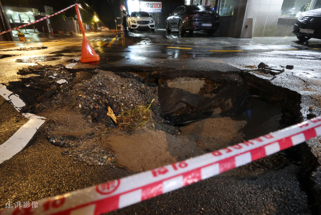 韩国首尔遭遇百年一遇暴雨：地铁进水 1000多辆汽车被淹 多人死亡 (http://www.lingxun.net.cn/) 国际 第6张