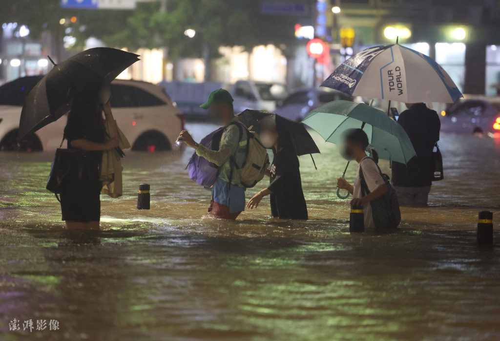 韩国首尔遭遇百年一遇暴雨：地铁进水 1000多辆汽车被淹 多人死亡 (http://www.lingxun.net.cn/) 国际 第4张