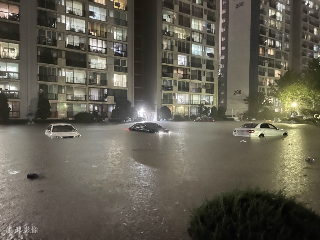 韩国首尔遭遇百年一遇暴雨：地铁进水 1000多辆汽车被淹 多人死亡 (http://www.lingxun.net.cn/) 国际 第5张