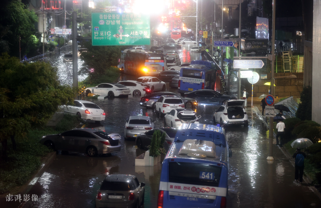 韩国首尔遭遇百年一遇暴雨：地铁进水 1000多辆汽车被淹 多人死亡 (http://www.lingxun.net.cn/) 国际 第2张