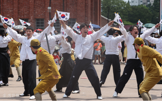 韩国民众纪念日本投降77周年：表演痛打“日军”，飞踹“旭日旗” (http://www.lingxun.net.cn/) 国际 第5张