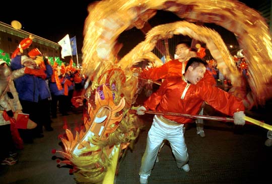 图文首都迎新世纪新千年庆典中的龙舞表演