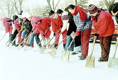 80年代学生扫雪图片