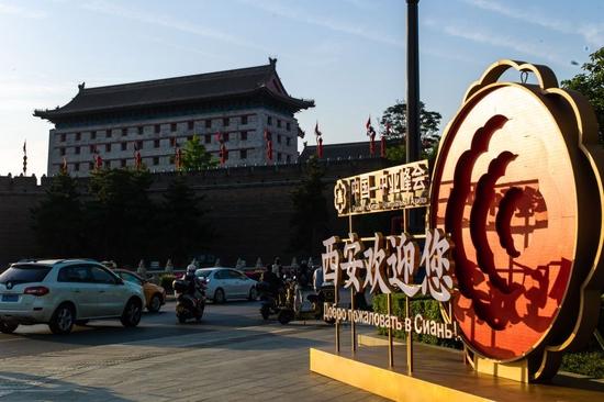 5月16日在西安街头拍摄的中国-中亚峰会主题装置。新华社记者 李京 摄
