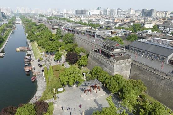 西安城墙南段（4月25日摄，无人机照片）。新华社记者 邵瑞 摄