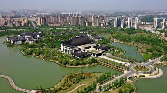 位于西安浐灞生态区的西安国际会议中心（4月16日摄，无人机照片）。新华社记者 刘潇 摄