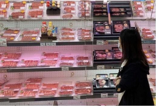 民众在高雄市凤山区一家大卖场采买肉品。（图片来源：台媒）