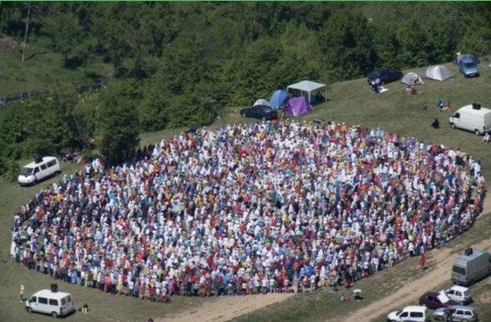  · 比沃瓦鲁在科斯蒂内什蒂举办的“螺旋瑜伽”，每年都有数千人参加。