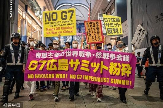  5月17日，日本广岛，活动人士参加反对G7广岛峰会的抗议活动。图源：视觉中国