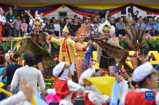  8月31日，演员在马来西亚普特拉贾亚的马来西亚独立66周年庆典活动上表演图：新华社