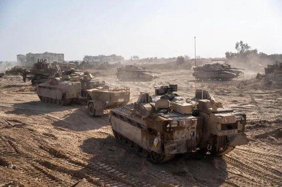 ▲这张以色列国防军11月12日发布的照片显示，以军地面部队在加沙地带北部开展军事行动。新华社发
