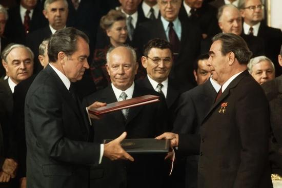 ·1972年5月26日，苏联领导人勃列日涅夫（前排右）同尼克松在莫斯科签署《反弹道导弹条约》。