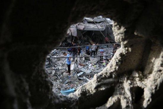 ▲11月11日，在加沙地带南部城市拉法，人们查看遭以色列袭击后的建筑。新华社发（哈立德·奥马尔摄）